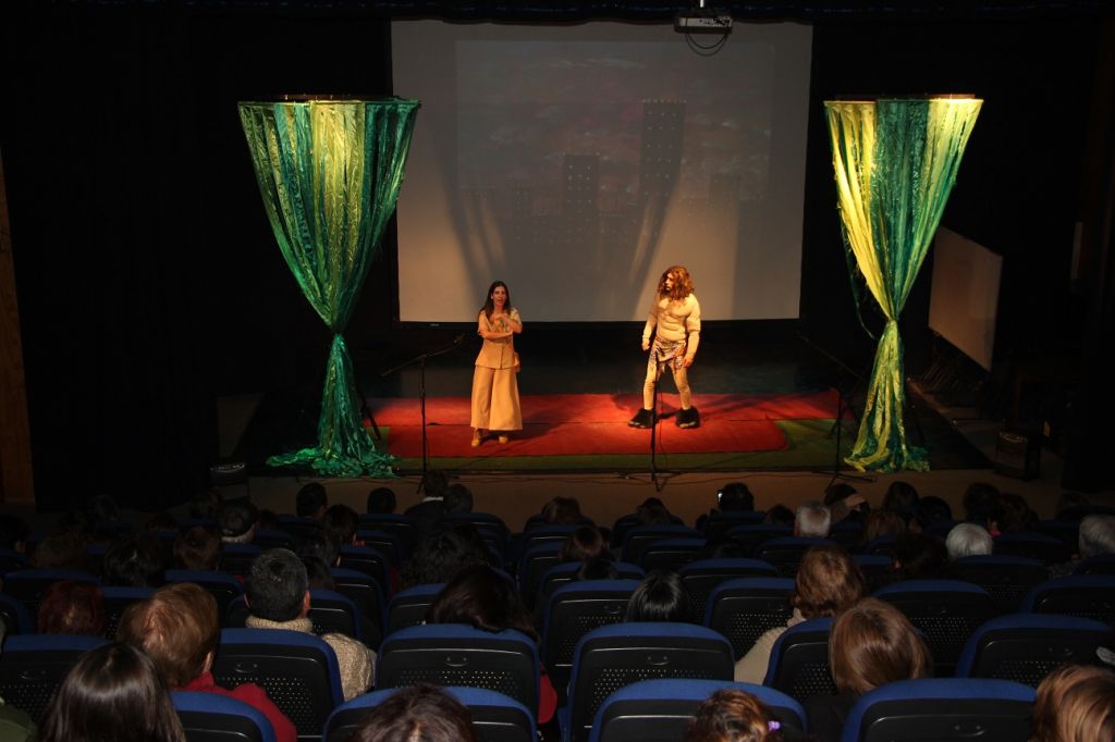 Obra de Teatro “Tarzán y Jane” para celebrar el día de la madre en Padre  Hurtado