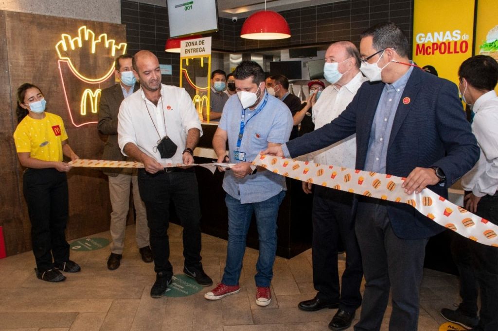 ALCALDE FELIPE MUÑOZ INAUGURA OFICIALMENTE APERTURA DE LOCAL McDONALDS EN  NUESTRA COMUNA.